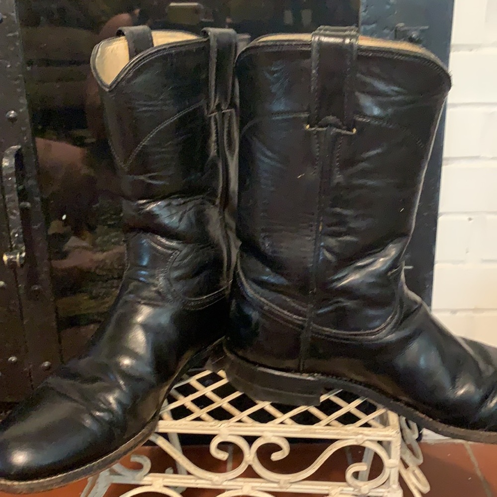 Black Justin boots, super cute!